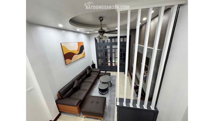 Bán nhà Bồ Đề, Long Biên. Diện tích 40m², xây 5 tầng, mặt tiền 3.5m, có 5 phòng ngủ, 7 vệ sinh, giá nhỉnh 10 tỷ.